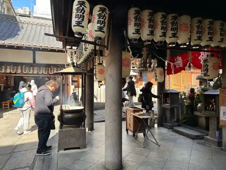 法善寺の{uncategorized: "未分類", other: "その他", undefined: "問題あり", building: "その他建物", grave: "お墓", sacred_gate: "鳥居", guardian: "狛犬", statue: "像", buddha: "仏像", history: "歴史", nature: "自然", garden: "庭園", animal: "動物", pagoda: "塔", temizu: "手水舎", mountain_gate: "山門・神門", sanctuary: "本殿・本堂", subordinate: "末社・摂社", art: "芸術", scenery: "景色", jizo: "地蔵", ema: "絵馬", goshuin: "御朱印", omikuji: "おみくじ", items: "授与品その他", amulet: "お守り", goshuincho: "御朱印帳", eats: "食事", festival: "お祭り", votive_dance: "神楽", shichigosan: "七五三参", wedding: "結婚式", experience: "体験その他", initially: "初詣", around: "周辺", anti_infection: "感染症対策"}
