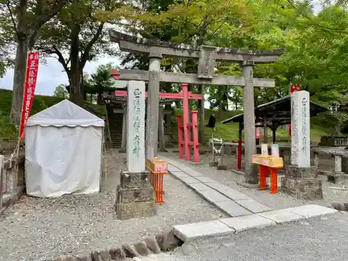 鶴ケ城稲荷神社の鳥居