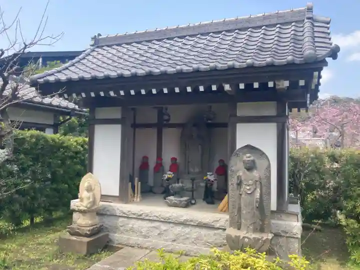 伝福寺の{uncategorized: "未分類", other: "その他", undefined: "問題あり", building: "その他建物", grave: "お墓", sacred_gate: "鳥居", guardian: "狛犬", statue: "像", buddha: "仏像", history: "歴史", nature: "自然", garden: "庭園", animal: "動物", pagoda: "塔", temizu: "手水舎", mountain_gate: "山門・神門", sanctuary: "本殿・本堂", subordinate: "末社・摂社", art: "芸術", scenery: "景色", jizo: "地蔵", ema: "絵馬", goshuin: "御朱印", omikuji: "おみくじ", items: "授与品その他", amulet: "お守り", goshuincho: "御朱印帳", eats: "食事", festival: "お祭り", votive_dance: "神楽", shichigosan: "七五三参", wedding: "結婚式", experience: "体験その他", initially: "初詣", around: "周辺", anti_infection: "感染症対策"}