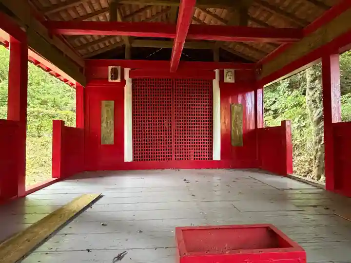 湯之峯神社の{uncategorized: "未分類", other: "その他", undefined: "問題あり", building: "その他建物", grave: "お墓", sacred_gate: "鳥居", guardian: "狛犬", statue: "像", buddha: "仏像", history: "歴史", nature: "自然", garden: "庭園", animal: "動物", pagoda: "塔", temizu: "手水舎", mountain_gate: "山門・神門", sanctuary: "本殿・本堂", subordinate: "末社・摂社", art: "芸術", scenery: "景色", jizo: "地蔵", ema: "絵馬", goshuin: "御朱印", omikuji: "おみくじ", items: "授与品その他", amulet: "お守り", goshuincho: "御朱印帳", eats: "食事", festival: "お祭り", votive_dance: "神楽", shichigosan: "七五三参", wedding: "結婚式", experience: "体験その他", initially: "初詣", around: "周辺", anti_infection: "感染症対策"}