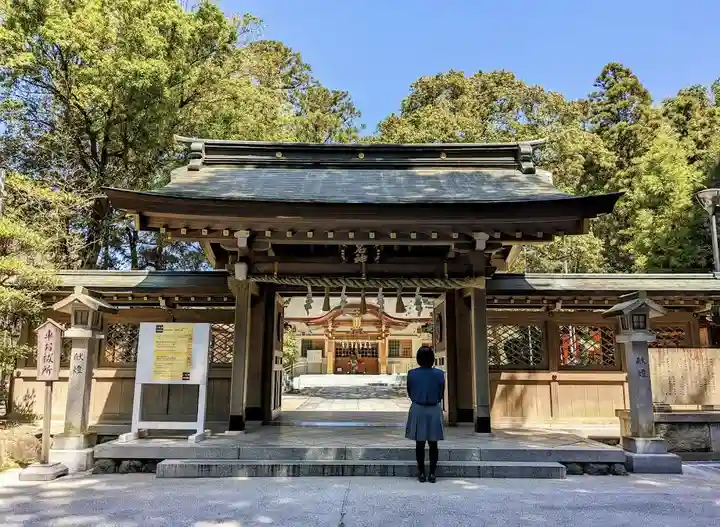 針名神社の山門・神門