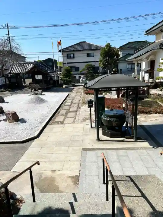 徳蔵寺の{uncategorized: "未分類", other: "その他", undefined: "問題あり", building: "その他建物", grave: "お墓", sacred_gate: "鳥居", guardian: "狛犬", statue: "像", buddha: "仏像", history: "歴史", nature: "自然", garden: "庭園", animal: "動物", pagoda: "塔", temizu: "手水舎", mountain_gate: "山門・神門", sanctuary: "本殿・本堂", subordinate: "末社・摂社", art: "芸術", scenery: "景色", jizo: "地蔵", ema: "絵馬", goshuin: "御朱印", omikuji: "おみくじ", items: "授与品その他", amulet: "お守り", goshuincho: "御朱印帳", eats: "食事", festival: "お祭り", votive_dance: "神楽", shichigosan: "七五三参", wedding: "結婚式", experience: "体験その他", initially: "初詣", around: "周辺", anti_infection: "感染症対策"}
