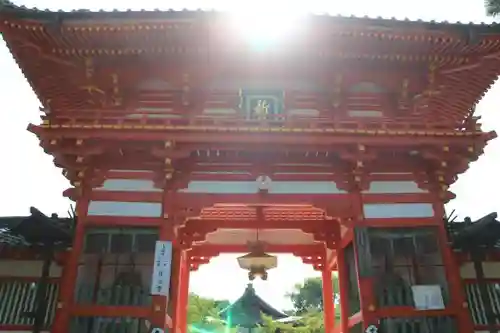 新日吉神宮の山門・神門