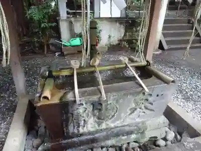 座間神社の手水舎