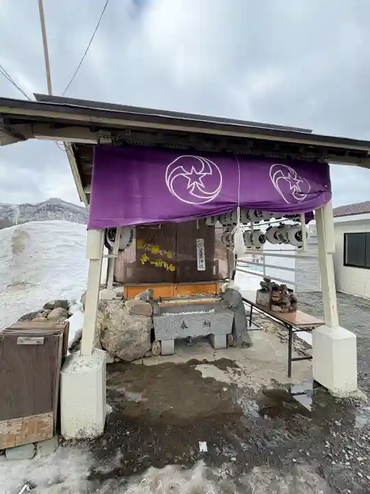 星置神社の{uncategorized: "未分類", other: "その他", undefined: "問題あり", building: "その他建物", grave: "お墓", sacred_gate: "鳥居", guardian: "狛犬", statue: "像", buddha: "仏像", history: "歴史", nature: "自然", garden: "庭園", animal: "動物", pagoda: "塔", temizu: "手水舎", mountain_gate: "山門・神門", sanctuary: "本殿・本堂", subordinate: "末社・摂社", art: "芸術", scenery: "景色", jizo: "地蔵", ema: "絵馬", goshuin: "御朱印", omikuji: "おみくじ", items: "授与品その他", amulet: "お守り", goshuincho: "御朱印帳", eats: "食事", festival: "お祭り", votive_dance: "神楽", shichigosan: "七五三参", wedding: "結婚式", experience: "体験その他", initially: "初詣", around: "周辺", anti_infection: "感染症対策"}