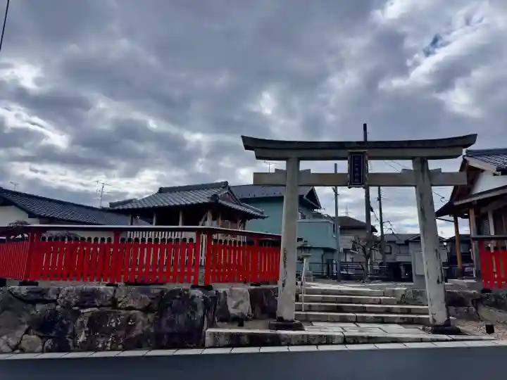 石占井神社の{uncategorized: "未分類", other: "その他", undefined: "問題あり", building: "その他建物", grave: "お墓", sacred_gate: "鳥居", guardian: "狛犬", statue: "像", buddha: "仏像", history: "歴史", nature: "自然", garden: "庭園", animal: "動物", pagoda: "塔", temizu: "手水舎", mountain_gate: "山門・神門", sanctuary: "本殿・本堂", subordinate: "末社・摂社", art: "芸術", scenery: "景色", jizo: "地蔵", ema: "絵馬", goshuin: "御朱印", omikuji: "おみくじ", items: "授与品その他", amulet: "お守り", goshuincho: "御朱印帳", eats: "食事", festival: "お祭り", votive_dance: "神楽", shichigosan: "七五三参", wedding: "結婚式", experience: "体験その他", initially: "初詣", around: "周辺", anti_infection: "感染症対策"}