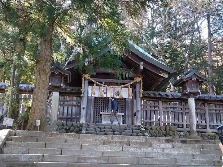 諏訪大社上社前宮の本殿・本堂