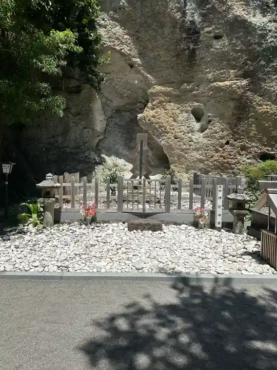 花窟神社の{uncategorized: "未分類", other: "その他", undefined: "問題あり", building: "その他建物", grave: "お墓", sacred_gate: "鳥居", guardian: "狛犬", statue: "像", buddha: "仏像", history: "歴史", nature: "自然", garden: "庭園", animal: "動物", pagoda: "塔", temizu: "手水舎", mountain_gate: "山門・神門", sanctuary: "本殿・本堂", subordinate: "末社・摂社", art: "芸術", scenery: "景色", jizo: "地蔵", ema: "絵馬", goshuin: "御朱印", omikuji: "おみくじ", items: "授与品その他", amulet: "お守り", goshuincho: "御朱印帳", eats: "食事", festival: "お祭り", votive_dance: "神楽", shichigosan: "七五三参", wedding: "結婚式", experience: "体験その他", initially: "初詣", around: "周辺", anti_infection: "感染症対策"}
