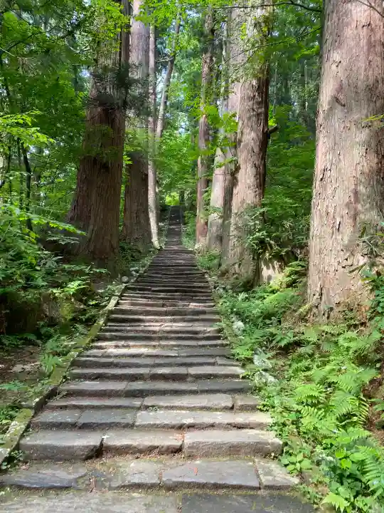 出羽神社(出羽三山神社)~三神合祭殿~の{uncategorized: "未分類", other: "その他", undefined: "問題あり", building: "その他建物", grave: "お墓", sacred_gate: "鳥居", guardian: "狛犬", statue: "像", buddha: "仏像", history: "歴史", nature: "自然", garden: "庭園", animal: "動物", pagoda: "塔", temizu: "手水舎", mountain_gate: "山門・神門", sanctuary: "本殿・本堂", subordinate: "末社・摂社", art: "芸術", scenery: "景色", jizo: "地蔵", ema: "絵馬", goshuin: "御朱印", omikuji: "おみくじ", items: "授与品その他", amulet: "お守り", goshuincho: "御朱印帳", eats: "食事", festival: "お祭り", votive_dance: "神楽", shichigosan: "七五三参", wedding: "結婚式", experience: "体験その他", initially: "初詣", around: "周辺", anti_infection: "感染症対策"}