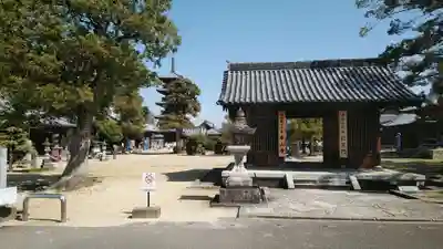 本山寺の山門・神門