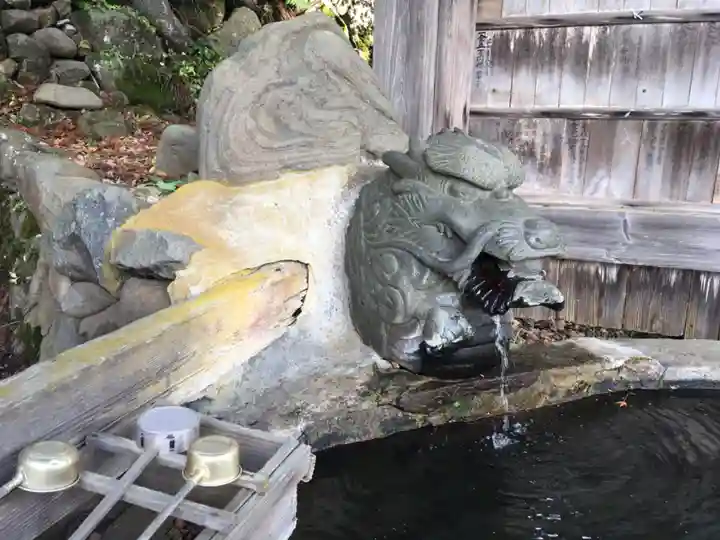 巣守神社の手水舎