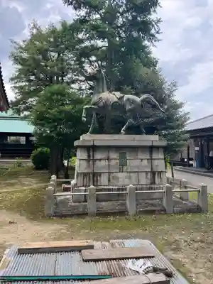 大神神社(花池)の像