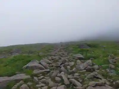月山神社本宮の周辺