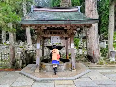 高野山金剛峯寺奥の院の手水舎