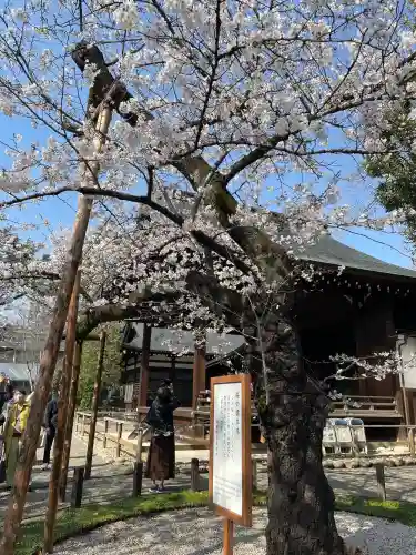 靖國神社の{uncategorized: "未分類", other: "その他", undefined: "問題あり", building: "その他建物", grave: "お墓", sacred_gate: "鳥居", guardian: "狛犬", statue: "像", buddha: "仏像", history: "歴史", nature: "自然", garden: "庭園", animal: "動物", pagoda: "塔", temizu: "手水舎", mountain_gate: "山門・神門", sanctuary: "本殿・本堂", subordinate: "末社・摂社", art: "芸術", scenery: "景色", jizo: "地蔵", ema: "絵馬", goshuin: "御朱印", omikuji: "おみくじ", items: "授与品その他", amulet: "お守り", goshuincho: "御朱印帳", eats: "食事", festival: "お祭り", votive_dance: "神楽", shichigosan: "七五三参", wedding: "結婚式", experience: "体験その他", initially: "初詣", around: "周辺", anti_infection: "感染症対策"}