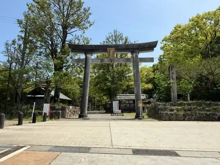 闘鶏神社の{uncategorized: "未分類", other: "その他", undefined: "問題あり", building: "その他建物", grave: "お墓", sacred_gate: "鳥居", guardian: "狛犬", statue: "像", buddha: "仏像", history: "歴史", nature: "自然", garden: "庭園", animal: "動物", pagoda: "塔", temizu: "手水舎", mountain_gate: "山門・神門", sanctuary: "本殿・本堂", subordinate: "末社・摂社", art: "芸術", scenery: "景色", jizo: "地蔵", ema: "絵馬", goshuin: "御朱印", omikuji: "おみくじ", items: "授与品その他", amulet: "お守り", goshuincho: "御朱印帳", eats: "食事", festival: "お祭り", votive_dance: "神楽", shichigosan: "七五三参", wedding: "結婚式", experience: "体験その他", initially: "初詣", around: "周辺", anti_infection: "感染症対策"}