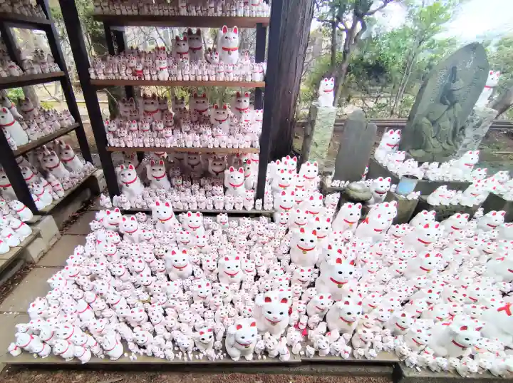 豪徳寺の{uncategorized: "未分類", other: "その他", undefined: "問題あり", building: "その他建物", grave: "お墓", sacred_gate: "鳥居", guardian: "狛犬", statue: "像", buddha: "仏像", history: "歴史", nature: "自然", garden: "庭園", animal: "動物", pagoda: "塔", temizu: "手水舎", mountain_gate: "山門・神門", sanctuary: "本殿・本堂", subordinate: "末社・摂社", art: "芸術", scenery: "景色", jizo: "地蔵", ema: "絵馬", goshuin: "御朱印", omikuji: "おみくじ", items: "授与品その他", amulet: "お守り", goshuincho: "御朱印帳", eats: "食事", festival: "お祭り", votive_dance: "神楽", shichigosan: "七五三参", wedding: "結婚式", experience: "体験その他", initially: "初詣", around: "周辺", anti_infection: "感染症対策"}