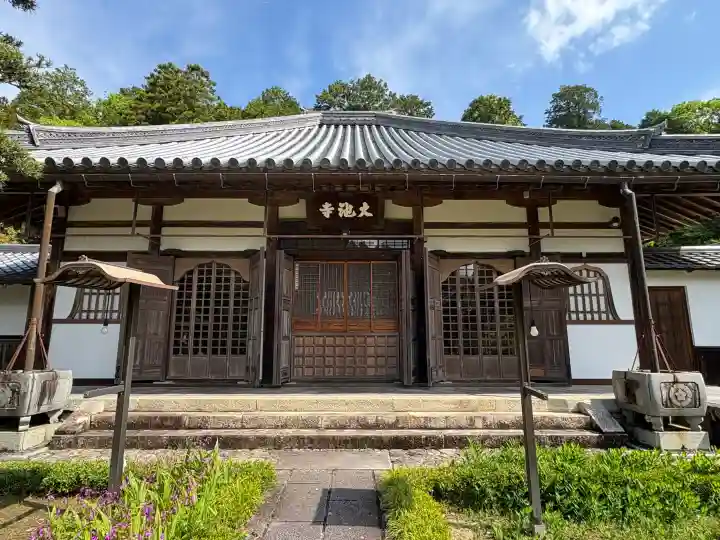 大池寺の{uncategorized: "未分類", other: "その他", undefined: "問題あり", building: "その他建物", grave: "お墓", sacred_gate: "鳥居", guardian: "狛犬", statue: "像", buddha: "仏像", history: "歴史", nature: "自然", garden: "庭園", animal: "動物", pagoda: "塔", temizu: "手水舎", mountain_gate: "山門・神門", sanctuary: "本殿・本堂", subordinate: "末社・摂社", art: "芸術", scenery: "景色", jizo: "地蔵", ema: "絵馬", goshuin: "御朱印", omikuji: "おみくじ", items: "授与品その他", amulet: "お守り", goshuincho: "御朱印帳", eats: "食事", festival: "お祭り", votive_dance: "神楽", shichigosan: "七五三参", wedding: "結婚式", experience: "体験その他", initially: "初詣", around: "周辺", anti_infection: "感染症対策"}