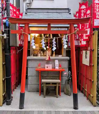 宝童稲荷神社の鳥居