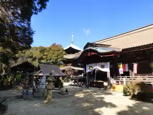 椎尾山薬王院の本殿・本堂