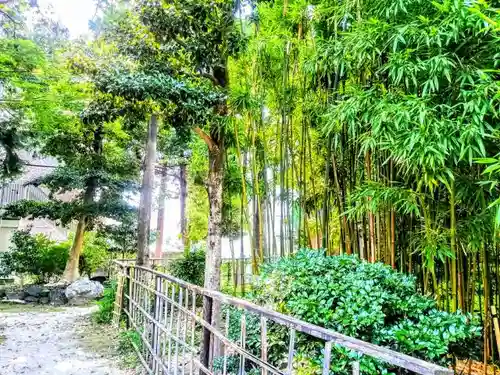 八幡社　春日社合殿の庭園