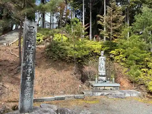 金輪寺の{uncategorized: "未分類", other: "その他", undefined: "問題あり", building: "その他建物", grave: "お墓", sacred_gate: "鳥居", guardian: "狛犬", statue: "像", buddha: "仏像", history: "歴史", nature: "自然", garden: "庭園", animal: "動物", pagoda: "塔", temizu: "手水舎", mountain_gate: "山門・神門", sanctuary: "本殿・本堂", subordinate: "末社・摂社", art: "芸術", scenery: "景色", jizo: "地蔵", ema: "絵馬", goshuin: "御朱印", omikuji: "おみくじ", items: "授与品その他", amulet: "お守り", goshuincho: "御朱印帳", eats: "食事", festival: "お祭り", votive_dance: "神楽", shichigosan: "七五三参", wedding: "結婚式", experience: "体験その他", initially: "初詣", around: "周辺", anti_infection: "感染症対策"}