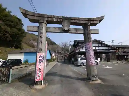 綾部八幡神社の{uncategorized: "未分類", other: "その他", undefined: "問題あり", building: "その他建物", grave: "お墓", sacred_gate: "鳥居", guardian: "狛犬", statue: "像", buddha: "仏像", history: "歴史", nature: "自然", garden: "庭園", animal: "動物", pagoda: "塔", temizu: "手水舎", mountain_gate: "山門・神門", sanctuary: "本殿・本堂", subordinate: "末社・摂社", art: "芸術", scenery: "景色", jizo: "地蔵", ema: "絵馬", goshuin: "御朱印", omikuji: "おみくじ", items: "授与品その他", amulet: "お守り", goshuincho: "御朱印帳", eats: "食事", festival: "お祭り", votive_dance: "神楽", shichigosan: "七五三参", wedding: "結婚式", experience: "体験その他", initially: "初詣", around: "周辺", anti_infection: "感染症対策"}