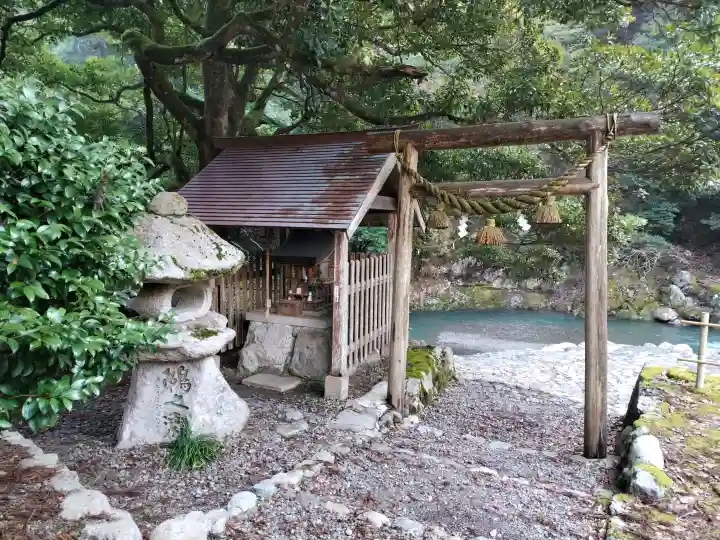 白石神社(若狭彦神社境外末社)の{uncategorized: "未分類", other: "その他", undefined: "問題あり", building: "その他建物", grave: "お墓", sacred_gate: "鳥居", guardian: "狛犬", statue: "像", buddha: "仏像", history: "歴史", nature: "自然", garden: "庭園", animal: "動物", pagoda: "塔", temizu: "手水舎", mountain_gate: "山門・神門", sanctuary: "本殿・本堂", subordinate: "末社・摂社", art: "芸術", scenery: "景色", jizo: "地蔵", ema: "絵馬", goshuin: "御朱印", omikuji: "おみくじ", items: "授与品その他", amulet: "お守り", goshuincho: "御朱印帳", eats: "食事", festival: "お祭り", votive_dance: "神楽", shichigosan: "七五三参", wedding: "結婚式", experience: "体験その他", initially: "初詣", around: "周辺", anti_infection: "感染症対策"}