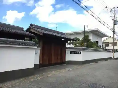 長伝寺の山門