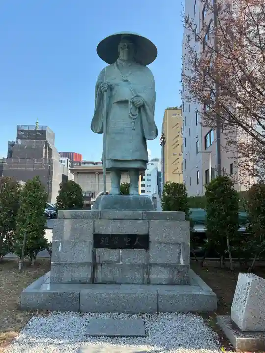 築地本願寺(本願寺築地別院)の{uncategorized: "未分類", other: "その他", undefined: "問題あり", building: "その他建物", grave: "お墓", sacred_gate: "鳥居", guardian: "狛犬", statue: "像", buddha: "仏像", history: "歴史", nature: "自然", garden: "庭園", animal: "動物", pagoda: "塔", temizu: "手水舎", mountain_gate: "山門・神門", sanctuary: "本殿・本堂", subordinate: "末社・摂社", art: "芸術", scenery: "景色", jizo: "地蔵", ema: "絵馬", goshuin: "御朱印", omikuji: "おみくじ", items: "授与品その他", amulet: "お守り", goshuincho: "御朱印帳", eats: "食事", festival: "お祭り", votive_dance: "神楽", shichigosan: "七五三参", wedding: "結婚式", experience: "体験その他", initially: "初詣", around: "周辺", anti_infection: "感染症対策"}