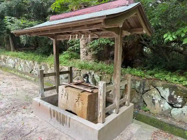 熊野三所神社の{uncategorized: "未分類", other: "その他", undefined: "問題あり", building: "その他建物", grave: "お墓", sacred_gate: "鳥居", guardian: "狛犬", statue: "像", buddha: "仏像", history: "歴史", nature: "自然", garden: "庭園", animal: "動物", pagoda: "塔", temizu: "手水舎", mountain_gate: "山門・神門", sanctuary: "本殿・本堂", subordinate: "末社・摂社", art: "芸術", scenery: "景色", jizo: "地蔵", ema: "絵馬", goshuin: "御朱印", omikuji: "おみくじ", items: "授与品その他", amulet: "お守り", goshuincho: "御朱印帳", eats: "食事", festival: "お祭り", votive_dance: "神楽", shichigosan: "七五三参", wedding: "結婚式", experience: "体験その他", initially: "初詣", around: "周辺", anti_infection: "感染症対策"}