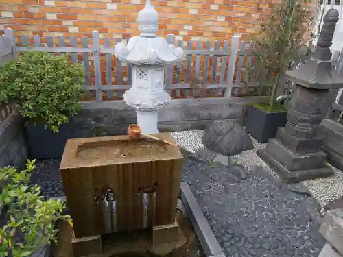 小田急豊川稲荷の手水舎