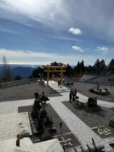 秋葉山本宮 秋葉神社 上社の{uncategorized: "未分類", other: "その他", undefined: "問題あり", building: "その他建物", grave: "お墓", sacred_gate: "鳥居", guardian: "狛犬", statue: "像", buddha: "仏像", history: "歴史", nature: "自然", garden: "庭園", animal: "動物", pagoda: "塔", temizu: "手水舎", mountain_gate: "山門・神門", sanctuary: "本殿・本堂", subordinate: "末社・摂社", art: "芸術", scenery: "景色", jizo: "地蔵", ema: "絵馬", goshuin: "御朱印", omikuji: "おみくじ", items: "授与品その他", amulet: "お守り", goshuincho: "御朱印帳", eats: "食事", festival: "お祭り", votive_dance: "神楽", shichigosan: "七五三参", wedding: "結婚式", experience: "体験その他", initially: "初詣", around: "周辺", anti_infection: "感染症対策"}