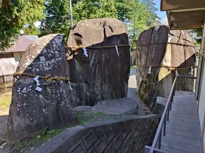 三ツ石神社(岩手県)