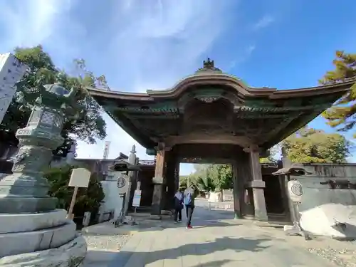 豊川閣　妙厳寺の山門・神門