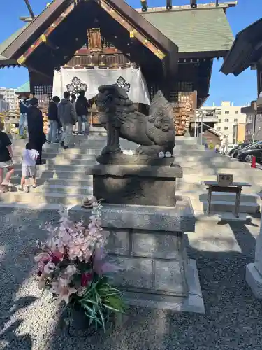 札幌諏訪神社の{uncategorized: "未分類", other: "その他", undefined: "問題あり", building: "その他建物", grave: "お墓", sacred_gate: "鳥居", guardian: "狛犬", statue: "像", buddha: "仏像", history: "歴史", nature: "自然", garden: "庭園", animal: "動物", pagoda: "塔", temizu: "手水舎", mountain_gate: "山門・神門", sanctuary: "本殿・本堂", subordinate: "末社・摂社", art: "芸術", scenery: "景色", jizo: "地蔵", ema: "絵馬", goshuin: "御朱印", omikuji: "おみくじ", items: "授与品その他", amulet: "お守り", goshuincho: "御朱印帳", eats: "食事", festival: "お祭り", votive_dance: "神楽", shichigosan: "七五三参", wedding: "結婚式", experience: "体験その他", initially: "初詣", around: "周辺", anti_infection: "感染症対策"}