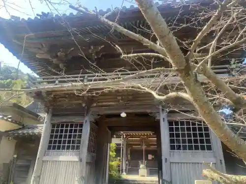 報恩講寺の{uncategorized: "未分類", other: "その他", undefined: "問題あり", building: "その他建物", grave: "お墓", sacred_gate: "鳥居", guardian: "狛犬", statue: "像", buddha: "仏像", history: "歴史", nature: "自然", garden: "庭園", animal: "動物", pagoda: "塔", temizu: "手水舎", mountain_gate: "山門・神門", sanctuary: "本殿・本堂", subordinate: "末社・摂社", art: "芸術", scenery: "景色", jizo: "地蔵", ema: "絵馬", goshuin: "御朱印", omikuji: "おみくじ", items: "授与品その他", amulet: "お守り", goshuincho: "御朱印帳", eats: "食事", festival: "お祭り", votive_dance: "神楽", shichigosan: "七五三参", wedding: "結婚式", experience: "体験その他", initially: "初詣", around: "周辺", anti_infection: "感染症対策"}