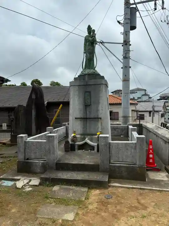 龍本寺の{uncategorized: "未分類", other: "その他", undefined: "問題あり", building: "その他建物", grave: "お墓", sacred_gate: "鳥居", guardian: "狛犬", statue: "像", buddha: "仏像", history: "歴史", nature: "自然", garden: "庭園", animal: "動物", pagoda: "塔", temizu: "手水舎", mountain_gate: "山門・神門", sanctuary: "本殿・本堂", subordinate: "末社・摂社", art: "芸術", scenery: "景色", jizo: "地蔵", ema: "絵馬", goshuin: "御朱印", omikuji: "おみくじ", items: "授与品その他", amulet: "お守り", goshuincho: "御朱印帳", eats: "食事", festival: "お祭り", votive_dance: "神楽", shichigosan: "七五三参", wedding: "結婚式", experience: "体験その他", initially: "初詣", around: "周辺", anti_infection: "感染症対策"}