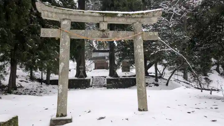 野口 日吉神社の{uncategorized: "未分類", other: "その他", undefined: "問題あり", building: "その他建物", grave: "お墓", sacred_gate: "鳥居", guardian: "狛犬", statue: "像", buddha: "仏像", history: "歴史", nature: "自然", garden: "庭園", animal: "動物", pagoda: "塔", temizu: "手水舎", mountain_gate: "山門・神門", sanctuary: "本殿・本堂", subordinate: "末社・摂社", art: "芸術", scenery: "景色", jizo: "地蔵", ema: "絵馬", goshuin: "御朱印", omikuji: "おみくじ", items: "授与品その他", amulet: "お守り", goshuincho: "御朱印帳", eats: "食事", festival: "お祭り", votive_dance: "神楽", shichigosan: "七五三参", wedding: "結婚式", experience: "体験その他", initially: "初詣", around: "周辺", anti_infection: "感染症対策"}