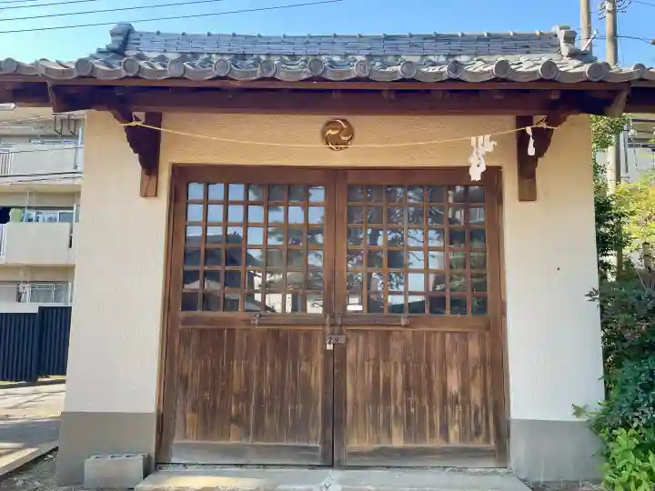 東伏見氷川神社の{uncategorized: "未分類", other: "その他", undefined: "問題あり", building: "その他建物", grave: "お墓", sacred_gate: "鳥居", guardian: "狛犬", statue: "像", buddha: "仏像", history: "歴史", nature: "自然", garden: "庭園", animal: "動物", pagoda: "塔", temizu: "手水舎", mountain_gate: "山門・神門", sanctuary: "本殿・本堂", subordinate: "末社・摂社", art: "芸術", scenery: "景色", jizo: "地蔵", ema: "絵馬", goshuin: "御朱印", omikuji: "おみくじ", items: "授与品その他", amulet: "お守り", goshuincho: "御朱印帳", eats: "食事", festival: "お祭り", votive_dance: "神楽", shichigosan: "七五三参", wedding: "結婚式", experience: "体験その他", initially: "初詣", around: "周辺", anti_infection: "感染症対策"}