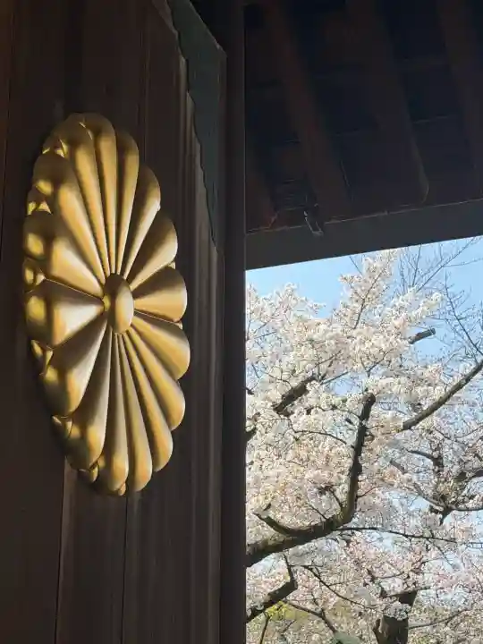 靖國神社の{uncategorized: "未分類", other: "その他", undefined: "問題あり", building: "その他建物", grave: "お墓", sacred_gate: "鳥居", guardian: "狛犬", statue: "像", buddha: "仏像", history: "歴史", nature: "自然", garden: "庭園", animal: "動物", pagoda: "塔", temizu: "手水舎", mountain_gate: "山門・神門", sanctuary: "本殿・本堂", subordinate: "末社・摂社", art: "芸術", scenery: "景色", jizo: "地蔵", ema: "絵馬", goshuin: "御朱印", omikuji: "おみくじ", items: "授与品その他", amulet: "お守り", goshuincho: "御朱印帳", eats: "食事", festival: "お祭り", votive_dance: "神楽", shichigosan: "七五三参", wedding: "結婚式", experience: "体験その他", initially: "初詣", around: "周辺", anti_infection: "感染症対策"}
