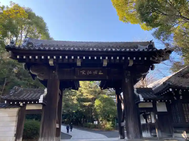 総持寺の{uncategorized: "未分類", other: "その他", undefined: "問題あり", building: "その他建物", grave: "お墓", sacred_gate: "鳥居", guardian: "狛犬", statue: "像", buddha: "仏像", history: "歴史", nature: "自然", garden: "庭園", animal: "動物", pagoda: "塔", temizu: "手水舎", mountain_gate: "山門・神門", sanctuary: "本殿・本堂", subordinate: "末社・摂社", art: "芸術", scenery: "景色", jizo: "地蔵", ema: "絵馬", goshuin: "御朱印", omikuji: "おみくじ", items: "授与品その他", amulet: "お守り", goshuincho: "御朱印帳", eats: "食事", festival: "お祭り", votive_dance: "神楽", shichigosan: "七五三参", wedding: "結婚式", experience: "体験その他", initially: "初詣", around: "周辺", anti_infection: "感染症対策"}