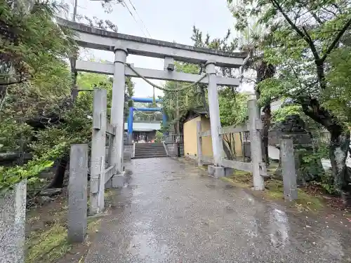 小名浜諏訪神社 ～海の鎮守様～の{uncategorized: "未分類", other: "その他", undefined: "問題あり", building: "その他建物", grave: "お墓", sacred_gate: "鳥居", guardian: "狛犬", statue: "像", buddha: "仏像", history: "歴史", nature: "自然", garden: "庭園", animal: "動物", pagoda: "塔", temizu: "手水舎", mountain_gate: "山門・神門", sanctuary: "本殿・本堂", subordinate: "末社・摂社", art: "芸術", scenery: "景色", jizo: "地蔵", ema: "絵馬", goshuin: "御朱印", omikuji: "おみくじ", items: "授与品その他", amulet: "お守り", goshuincho: "御朱印帳", eats: "食事", festival: "お祭り", votive_dance: "神楽", shichigosan: "七五三参", wedding: "結婚式", experience: "体験その他", initially: "初詣", around: "周辺", anti_infection: "感染症対策"}