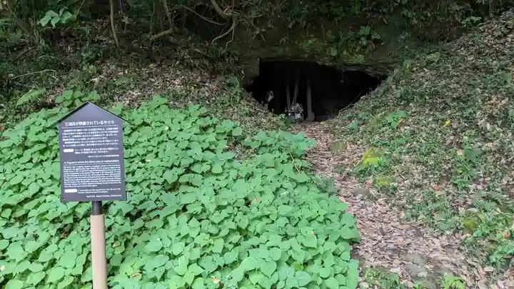 法華堂跡(源頼朝墓・北条義時墓)のお墓