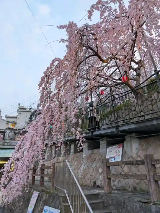 有馬天神社の{uncategorized: "未分類", other: "その他", undefined: "問題あり", building: "その他建物", grave: "お墓", sacred_gate: "鳥居", guardian: "狛犬", statue: "像", buddha: "仏像", history: "歴史", nature: "自然", garden: "庭園", animal: "動物", pagoda: "塔", temizu: "手水舎", mountain_gate: "山門・神門", sanctuary: "本殿・本堂", subordinate: "末社・摂社", art: "芸術", scenery: "景色", jizo: "地蔵", ema: "絵馬", goshuin: "御朱印", omikuji: "おみくじ", items: "授与品その他", amulet: "お守り", goshuincho: "御朱印帳", eats: "食事", festival: "お祭り", votive_dance: "神楽", shichigosan: "七五三参", wedding: "結婚式", experience: "体験その他", initially: "初詣", around: "周辺", anti_infection: "感染症対策"}