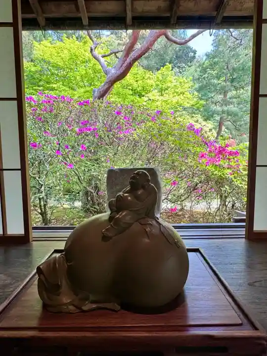 青蓮院門跡の{uncategorized: "未分類", other: "その他", undefined: "問題あり", building: "その他建物", grave: "お墓", sacred_gate: "鳥居", guardian: "狛犬", statue: "像", buddha: "仏像", history: "歴史", nature: "自然", garden: "庭園", animal: "動物", pagoda: "塔", temizu: "手水舎", mountain_gate: "山門・神門", sanctuary: "本殿・本堂", subordinate: "末社・摂社", art: "芸術", scenery: "景色", jizo: "地蔵", ema: "絵馬", goshuin: "御朱印", omikuji: "おみくじ", items: "授与品その他", amulet: "お守り", goshuincho: "御朱印帳", eats: "食事", festival: "お祭り", votive_dance: "神楽", shichigosan: "七五三参", wedding: "結婚式", experience: "体験その他", initially: "初詣", around: "周辺", anti_infection: "感染症対策"}