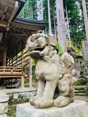 八海山大倉口坂本神社の狛犬