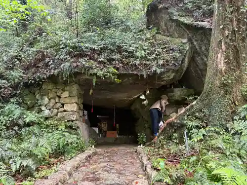 神内神社の{uncategorized: "未分類", other: "その他", undefined: "問題あり", building: "その他建物", grave: "お墓", sacred_gate: "鳥居", guardian: "狛犬", statue: "像", buddha: "仏像", history: "歴史", nature: "自然", garden: "庭園", animal: "動物", pagoda: "塔", temizu: "手水舎", mountain_gate: "山門・神門", sanctuary: "本殿・本堂", subordinate: "末社・摂社", art: "芸術", scenery: "景色", jizo: "地蔵", ema: "絵馬", goshuin: "御朱印", omikuji: "おみくじ", items: "授与品その他", amulet: "お守り", goshuincho: "御朱印帳", eats: "食事", festival: "お祭り", votive_dance: "神楽", shichigosan: "七五三参", wedding: "結婚式", experience: "体験その他", initially: "初詣", around: "周辺", anti_infection: "感染症対策"}