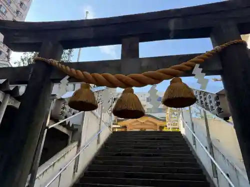 高輪神社の{uncategorized: "未分類", other: "その他", undefined: "問題あり", building: "その他建物", grave: "お墓", sacred_gate: "鳥居", guardian: "狛犬", statue: "像", buddha: "仏像", history: "歴史", nature: "自然", garden: "庭園", animal: "動物", pagoda: "塔", temizu: "手水舎", mountain_gate: "山門・神門", sanctuary: "本殿・本堂", subordinate: "末社・摂社", art: "芸術", scenery: "景色", jizo: "地蔵", ema: "絵馬", goshuin: "御朱印", omikuji: "おみくじ", items: "授与品その他", amulet: "お守り", goshuincho: "御朱印帳", eats: "食事", festival: "お祭り", votive_dance: "神楽", shichigosan: "七五三参", wedding: "結婚式", experience: "体験その他", initially: "初詣", around: "周辺", anti_infection: "感染症対策"}