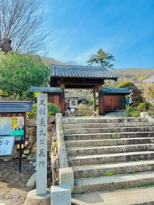 法楽寺の{uncategorized: "未分類", other: "その他", undefined: "問題あり", building: "その他建物", grave: "お墓", sacred_gate: "鳥居", guardian: "狛犬", statue: "像", buddha: "仏像", history: "歴史", nature: "自然", garden: "庭園", animal: "動物", pagoda: "塔", temizu: "手水舎", mountain_gate: "山門・神門", sanctuary: "本殿・本堂", subordinate: "末社・摂社", art: "芸術", scenery: "景色", jizo: "地蔵", ema: "絵馬", goshuin: "御朱印", omikuji: "おみくじ", items: "授与品その他", amulet: "お守り", goshuincho: "御朱印帳", eats: "食事", festival: "お祭り", votive_dance: "神楽", shichigosan: "七五三参", wedding: "結婚式", experience: "体験その他", initially: "初詣", around: "周辺", anti_infection: "感染症対策"}